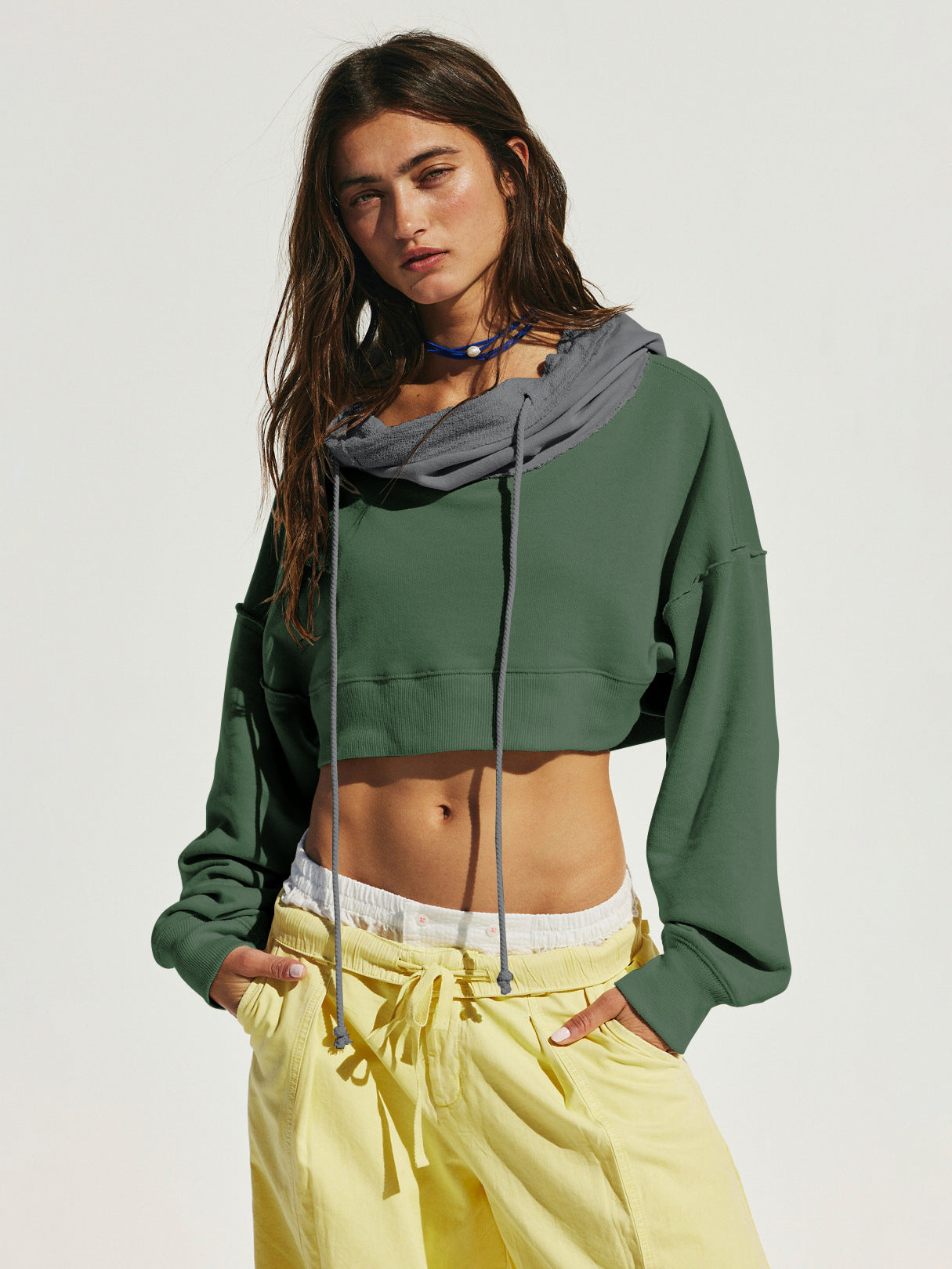 Damen cropped Sweatshirt mit lässigem Schnitt und Kängurutasche Krohn-e