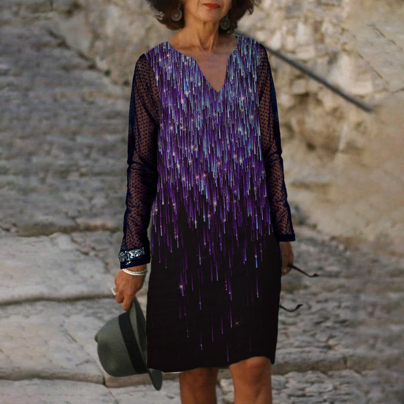 Elegantes Spitzenkleid mit V-Ausschnitt und langen Ärmeln von Fudus