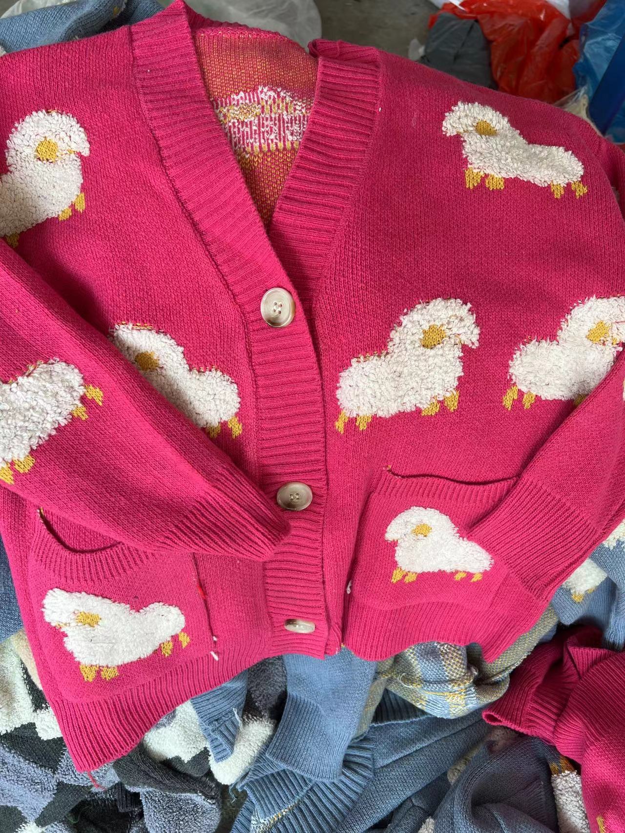 Damen Strickjacke mit verspieltem Schafmotiv und Taschen Krohn-e