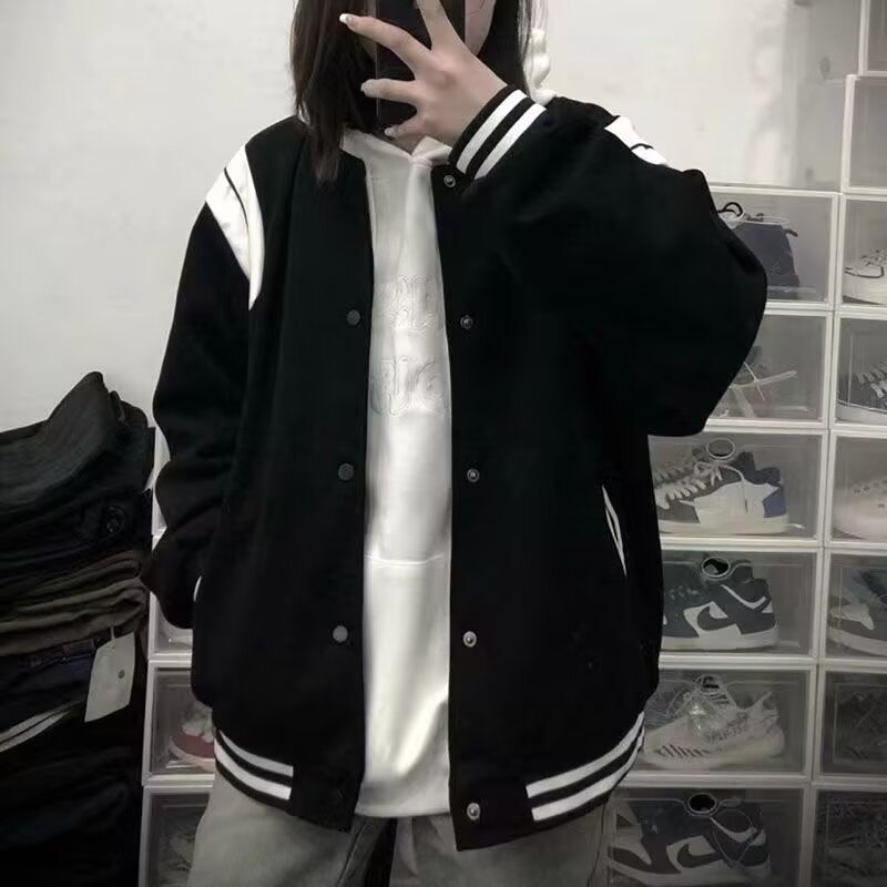 Krohn-e | Lässige Varsity Jacke Im Retro Stil mit Gestreiften Ärmeldetails und Gerippten Bündchen