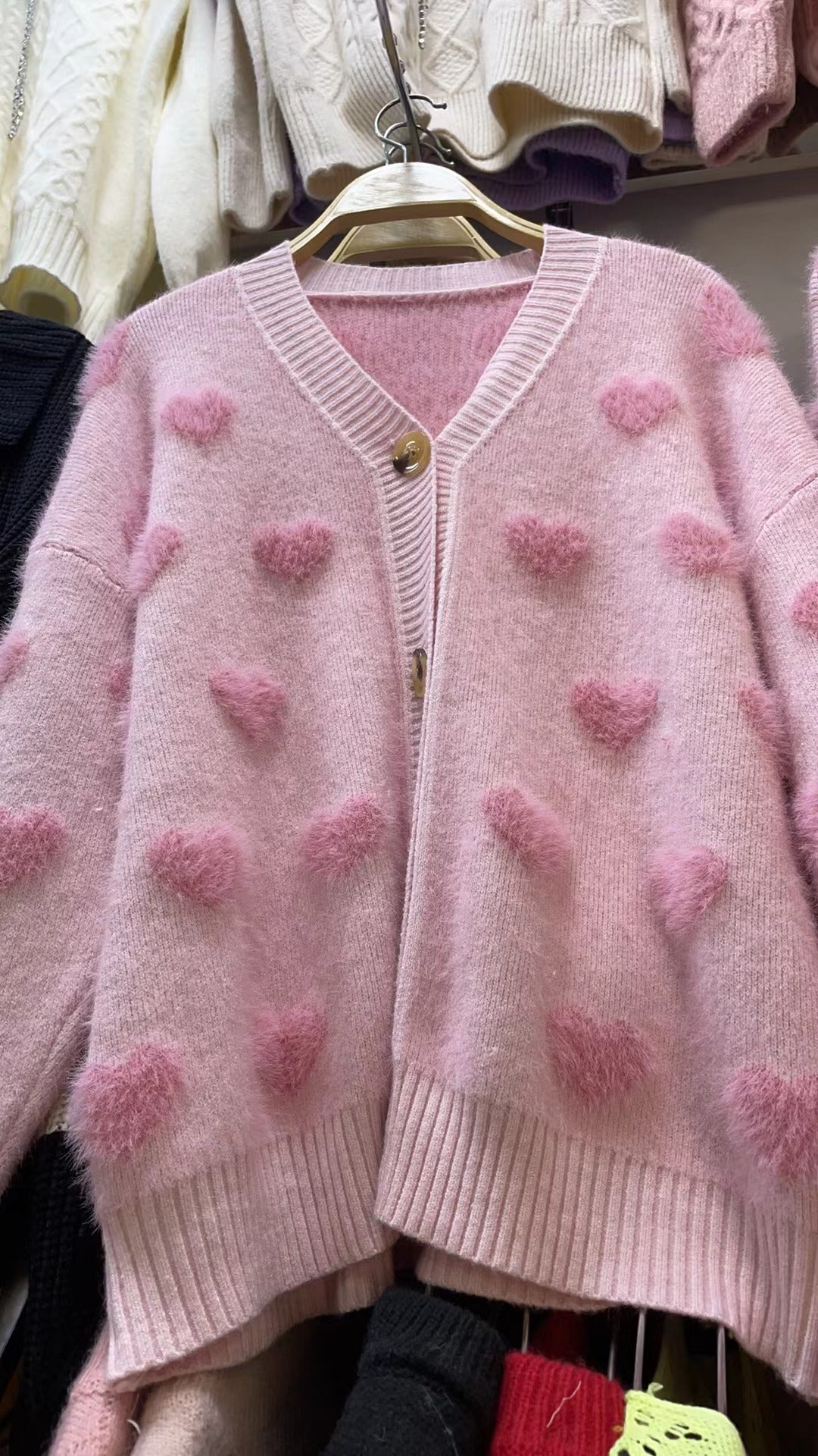 Damen Kuschelige Strickjacke mit herzförmigem Design und Knopfdetail Krohn-e