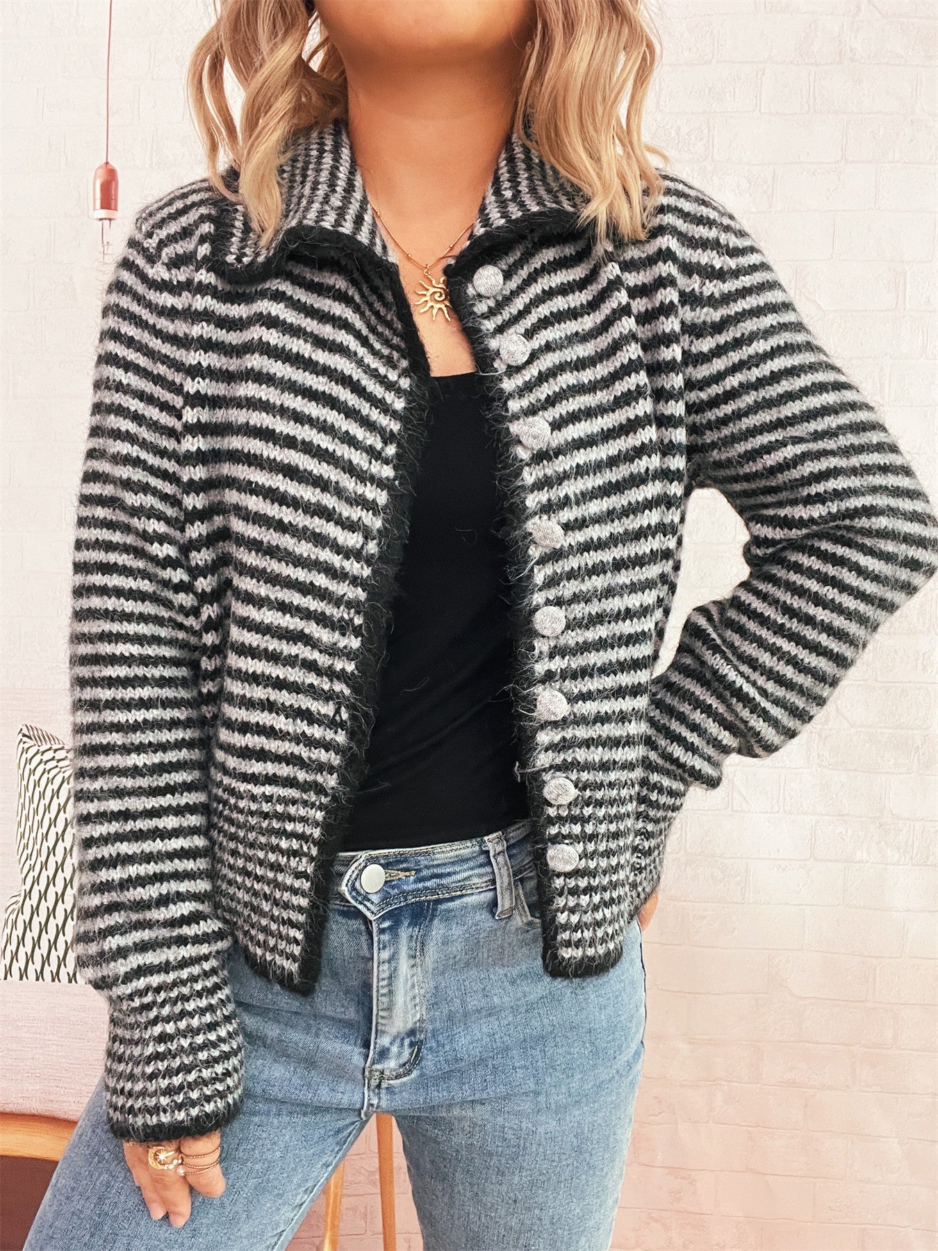 Damen gestrickte Kurzjacke mit modischem Streifenmuster und fluffigen Knöpfen Krohn-e