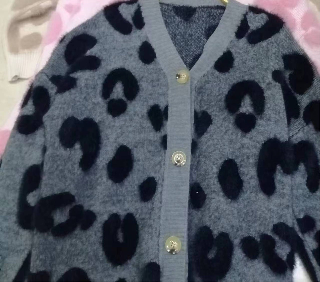 Damen Kuschelige Strickjacke mit herzförmigem Design und Knopfdetail Krohn-e
