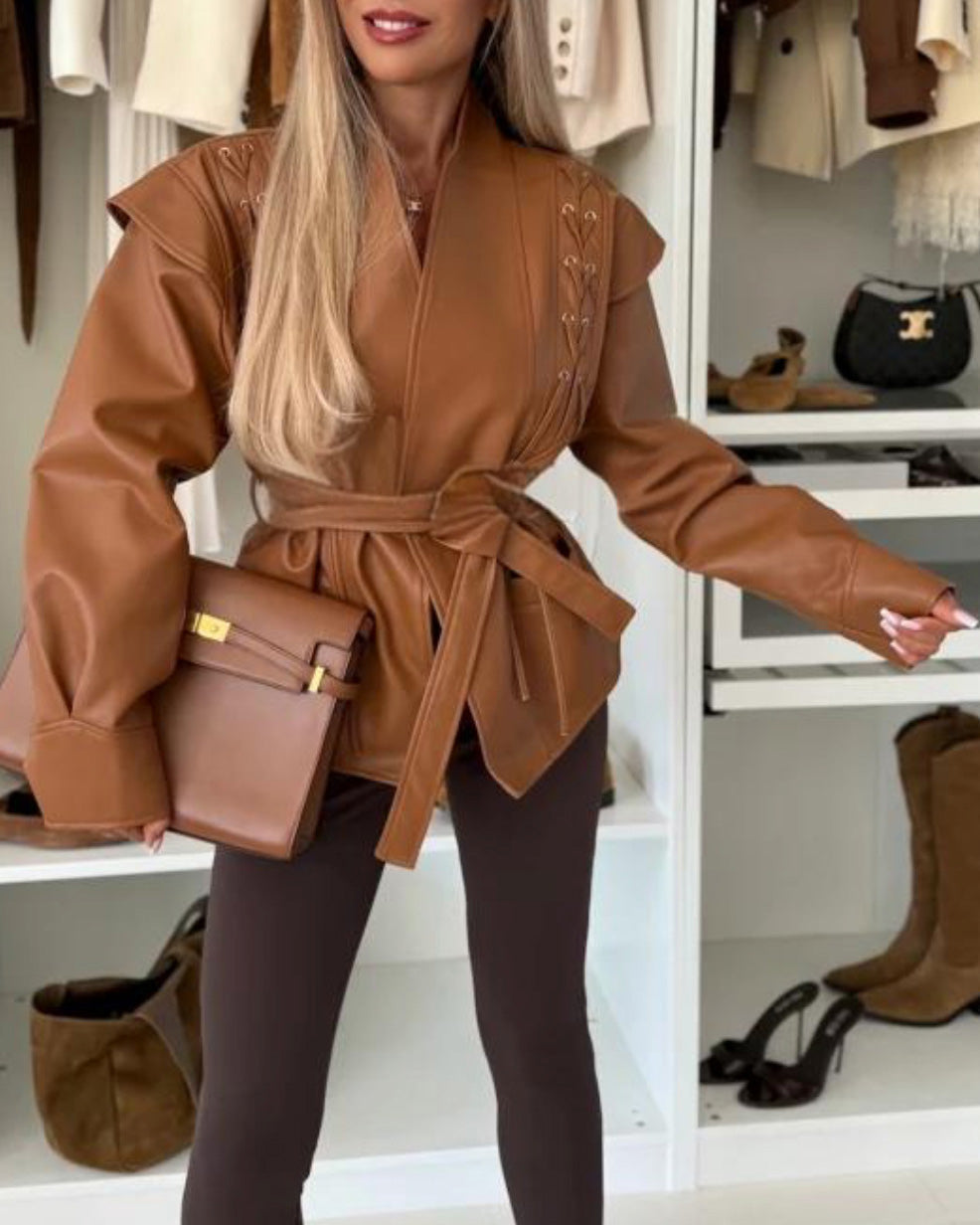 Krohn-e | Gesäumte Kurze Pu-Jacke mit Gürtel