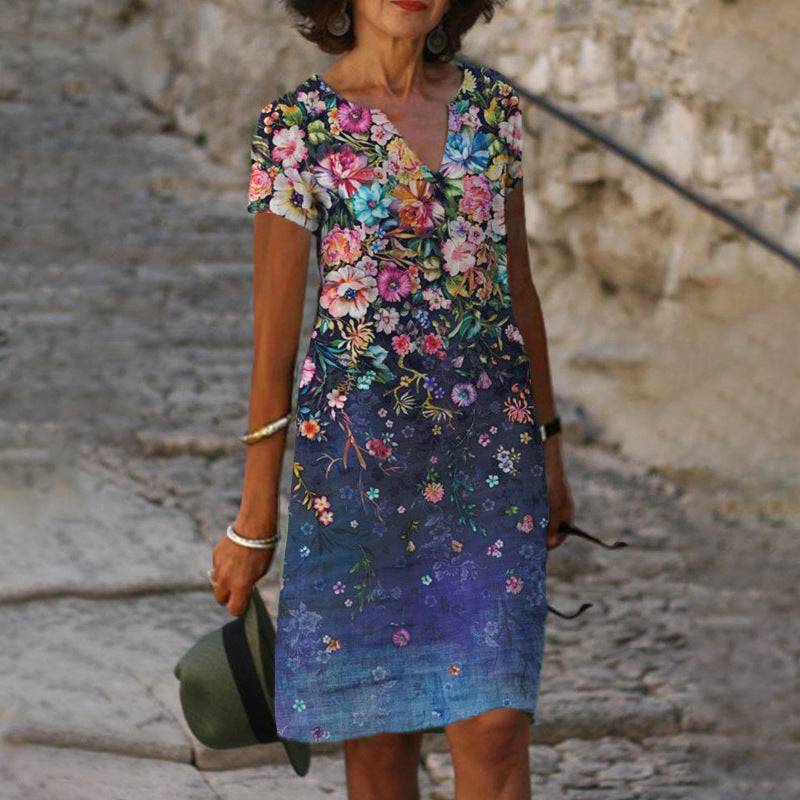 Kurzes V-Ausschnitt-Kleid von Fudus mit schickem Druck