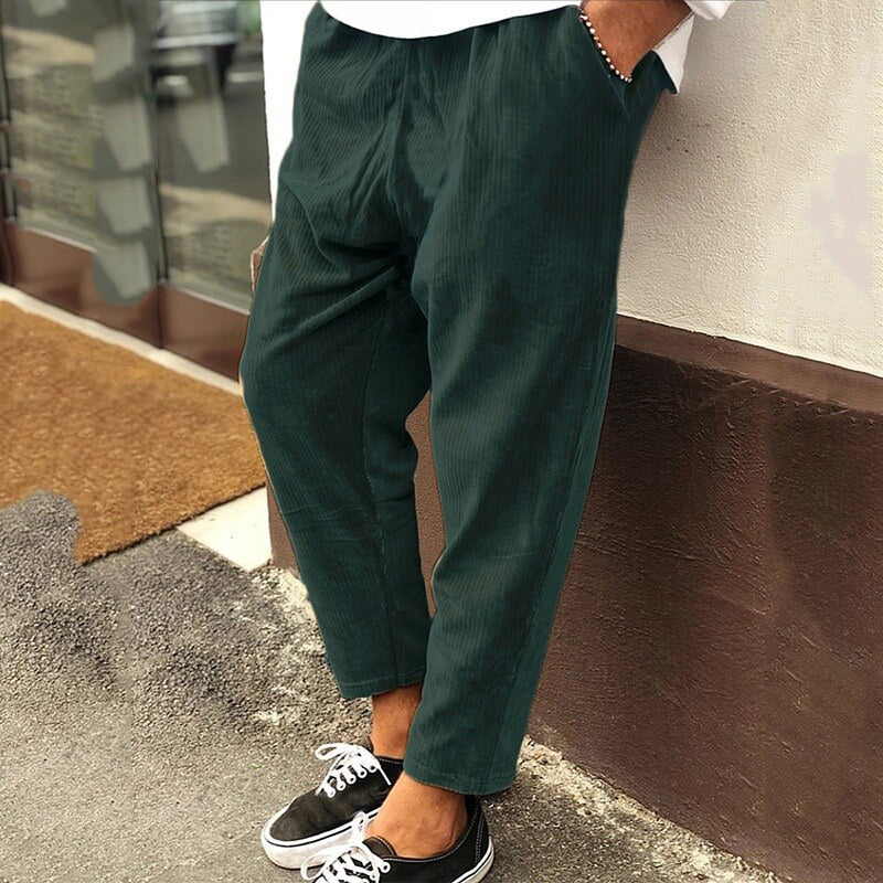 Unkomplizierte, lockere Männercordhose im Western-Stil