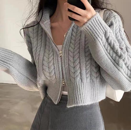 Damen modische Strickjacke mit strukturiertem Zopfmuster und kurzem Schnitt Krohn-e