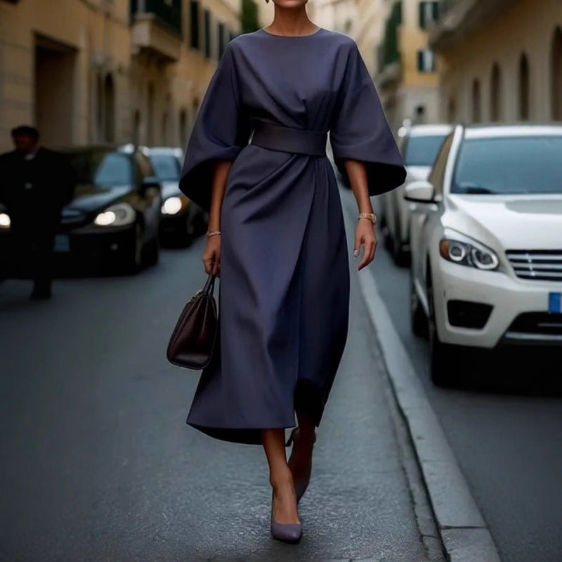 Fledermausärmeliges, lässiges Taillenkleid mit langem Rock von Fudus