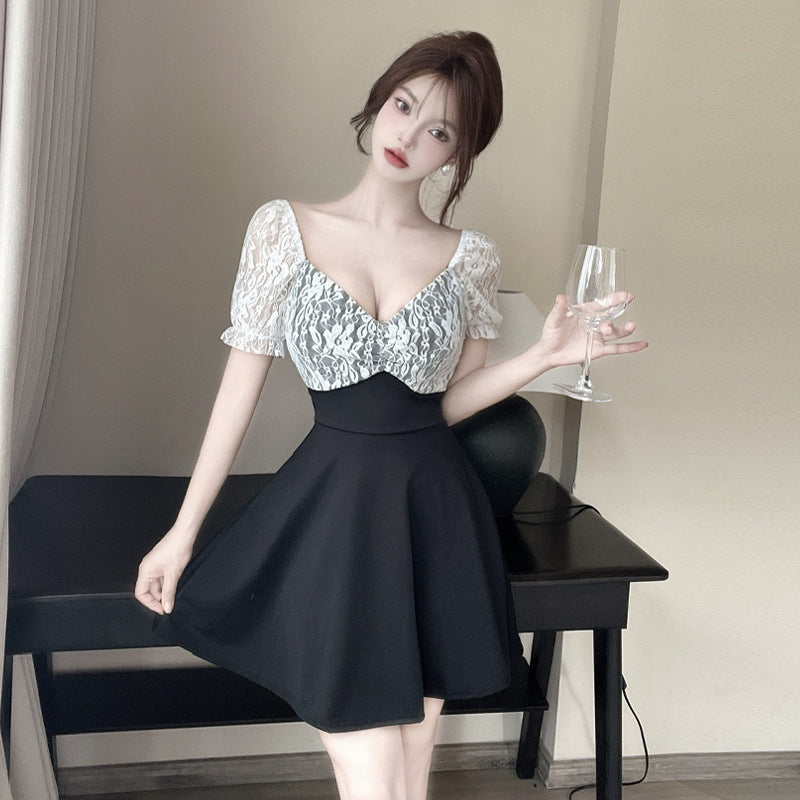 Verführerisches Mini-Kleid von Fudus mit tiefem Ausschnitt und weitem Saum