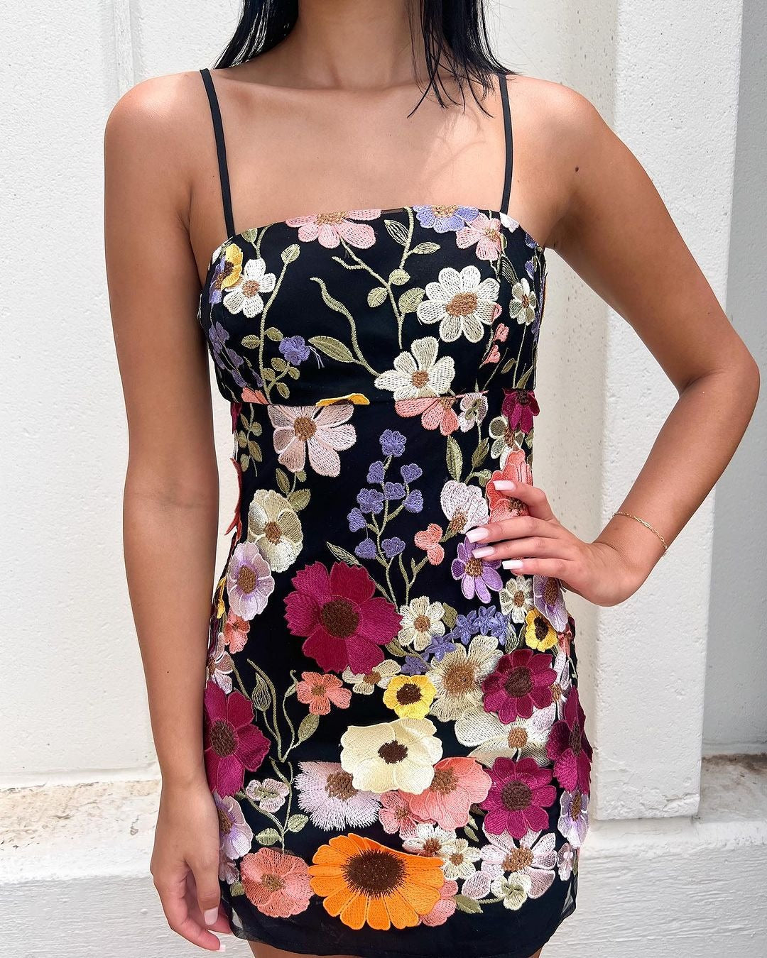 Glamouröses Mini-Kleid mit Spaghettiträgern und aufwendiger Stickerei von Fudus