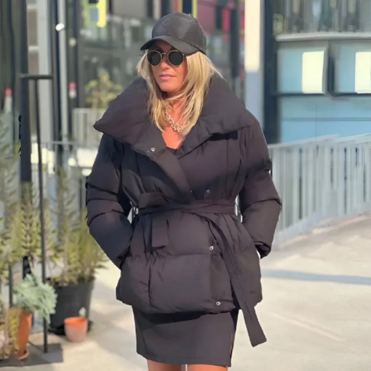 Damen Modische Daunenjacke mit breitem Kragen und taillierbarem Gürtel Krohn-e