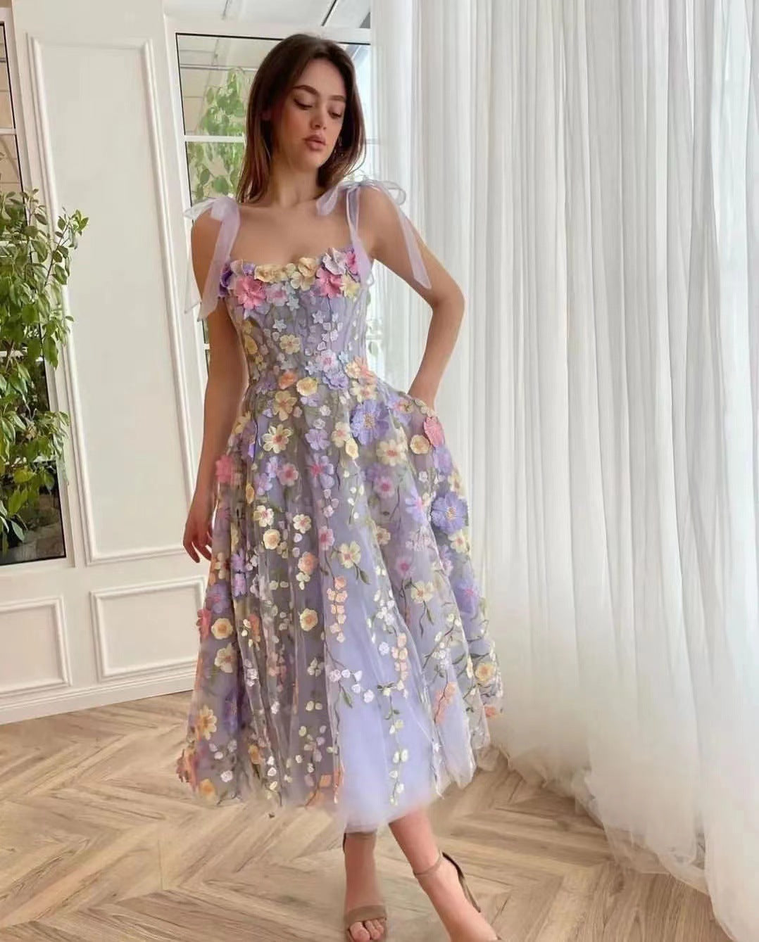 Fudus Sinnliches Bodycon-Kleid mit Spaghettiträgern