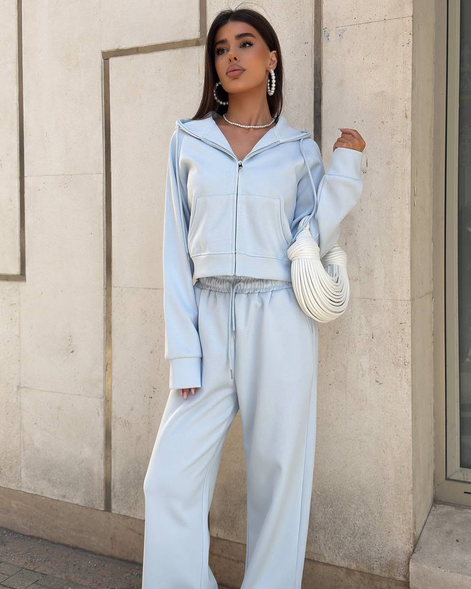 Damen Sportliches Outfit mit cropped Hoodie und weiten Jogginghosen Krohn-e
