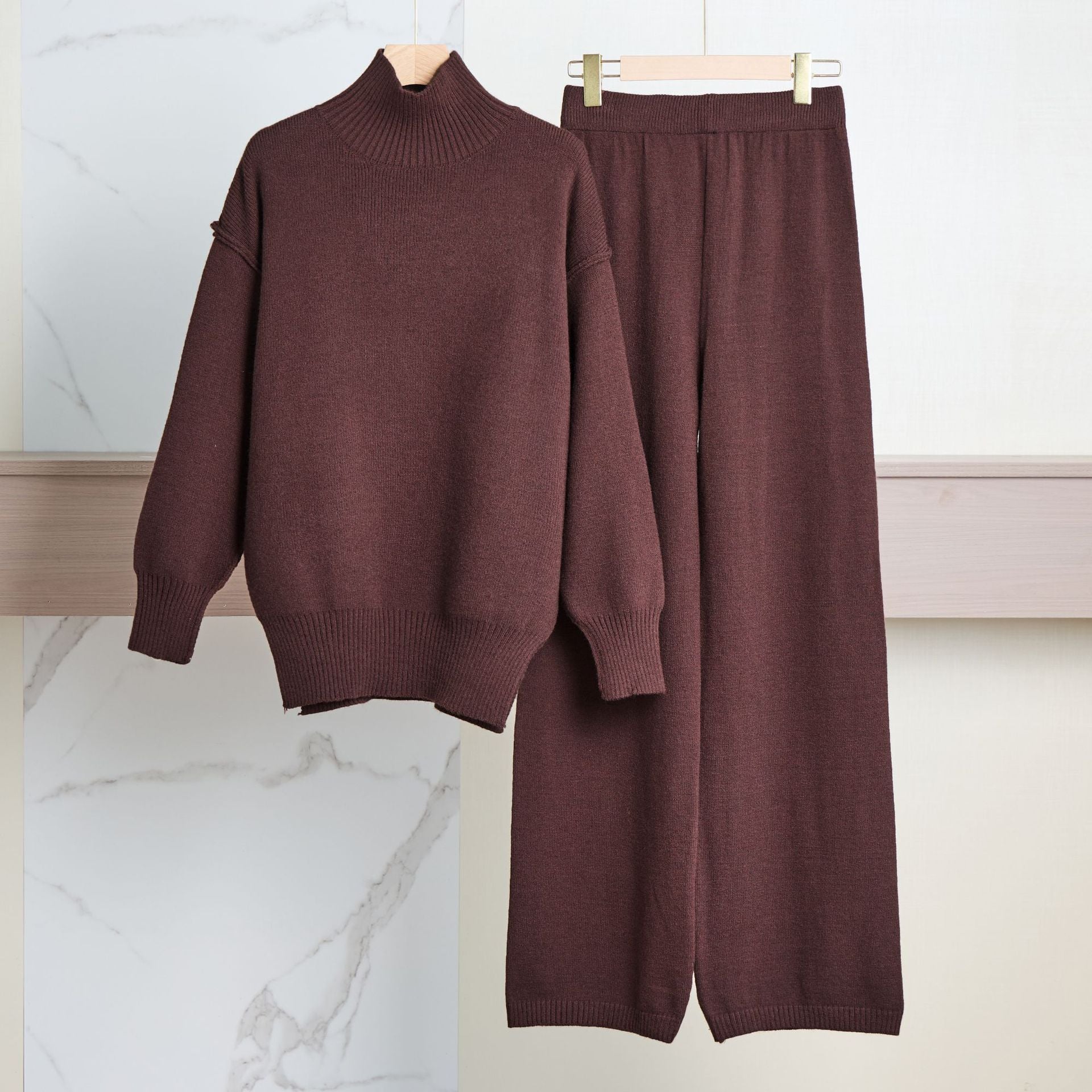 Damen Gemütliches Strickensemble mit hohem Kragen und weit geschnittenen Hosen Krohn-e