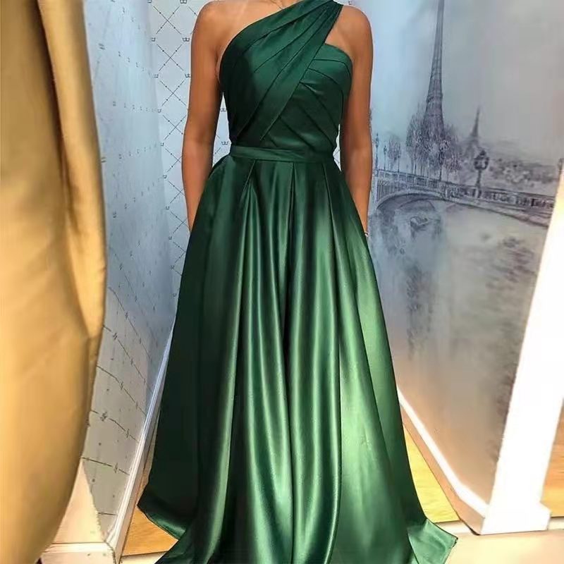 Elegantes, minimalistisches Abendkleid von Krohn-e mit One-Shoulder-Ausschnitt