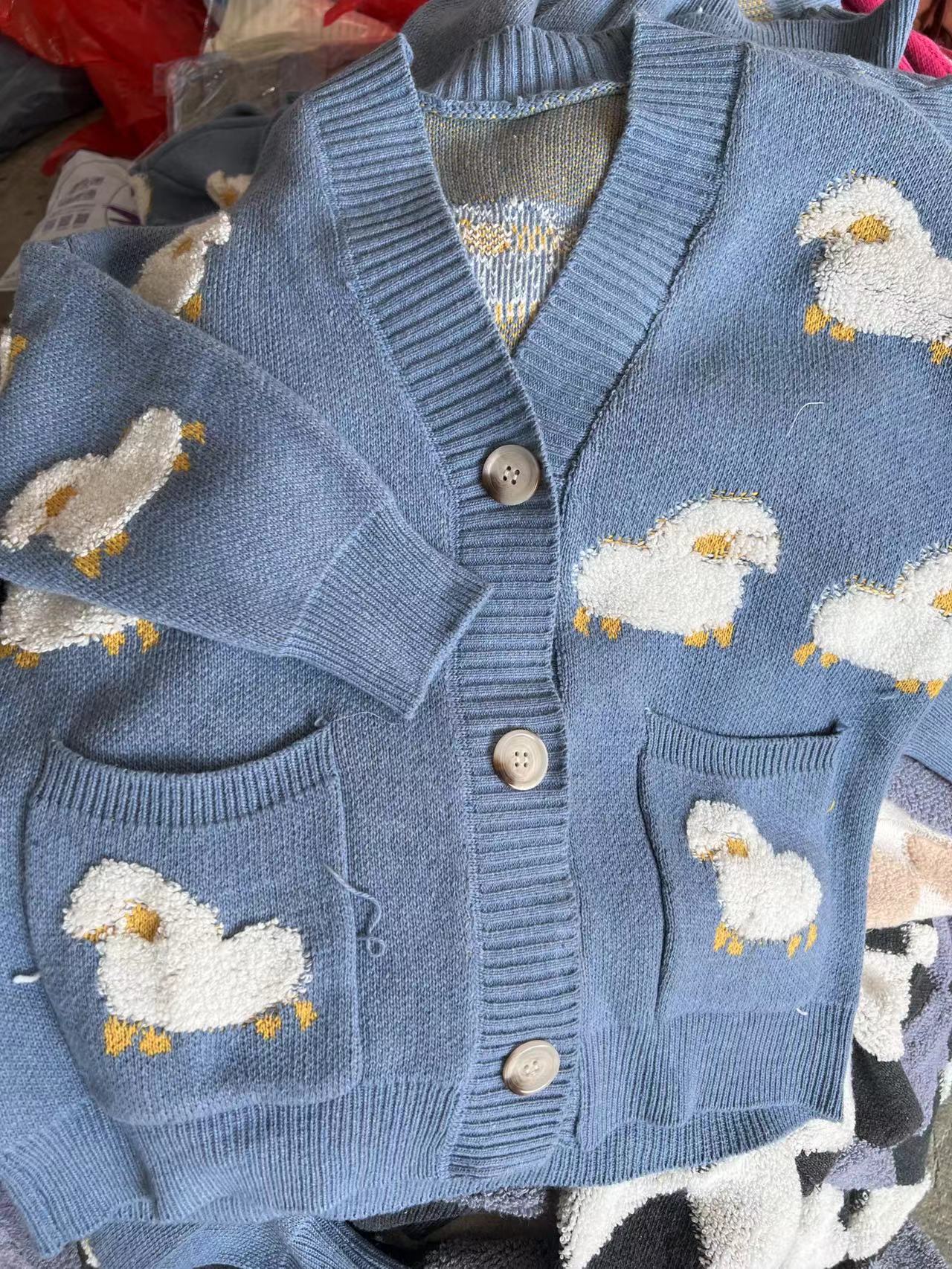 Damen Strickjacke mit verspieltem Schafmotiv und Taschen Krohn-e