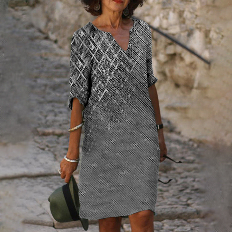 Leichtes, lässiges bedrucktes Kurzkleid mit V-Ausschnitt von Fudus