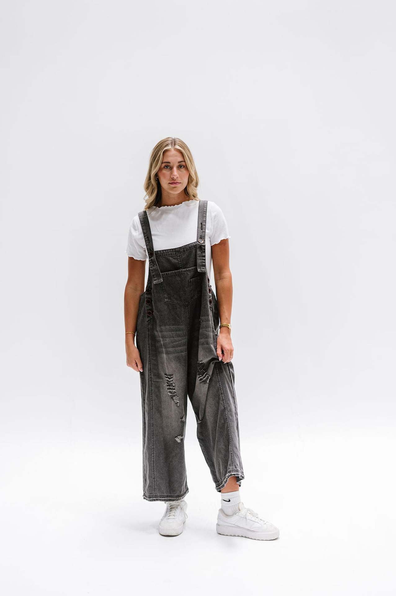 Damen Latzhose mit modischen Destroyed-Details und weitem Schnitt Krohn-e