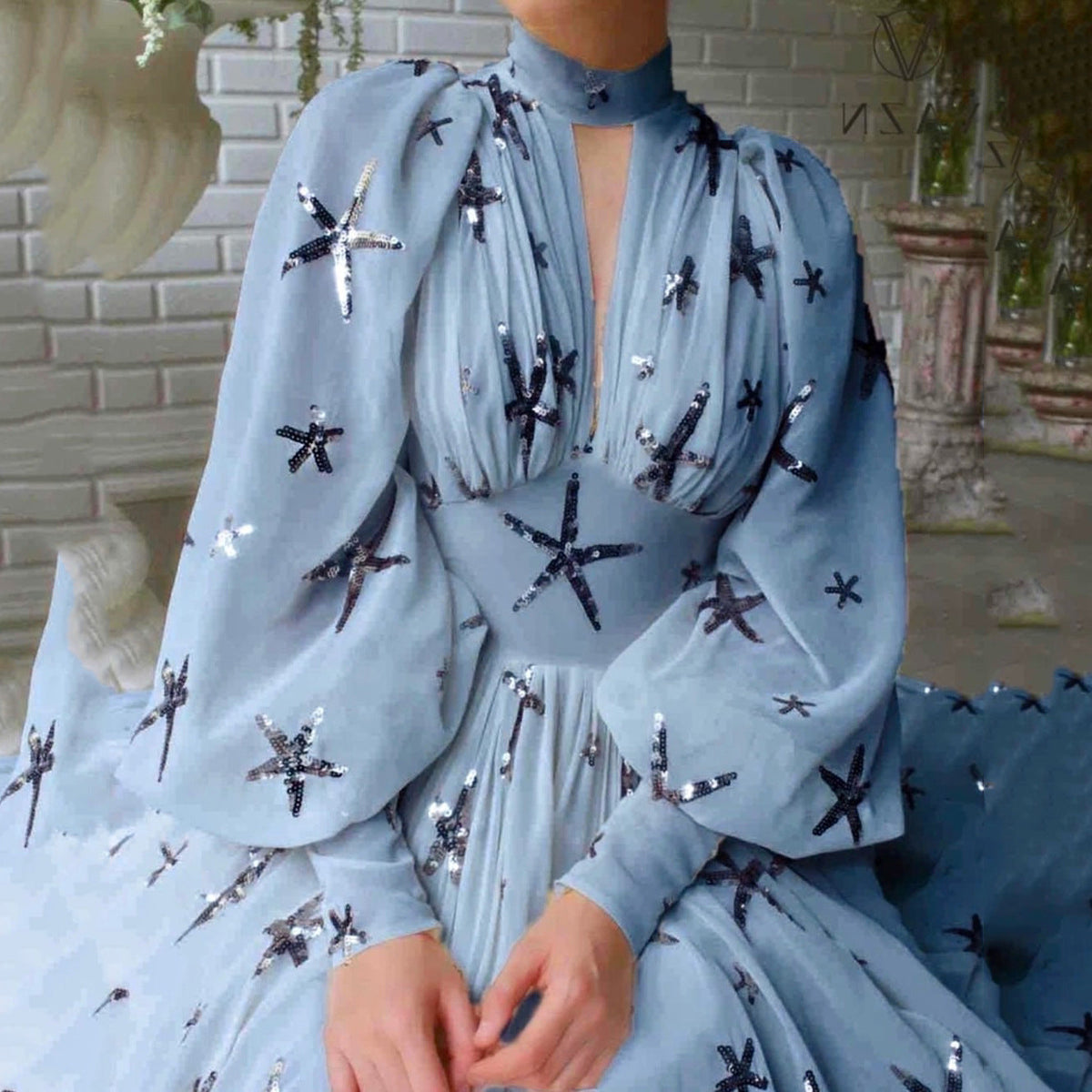 Chiffon Abendkleid von Fudus mit eleganten Laternenärmeln und weitem Saum