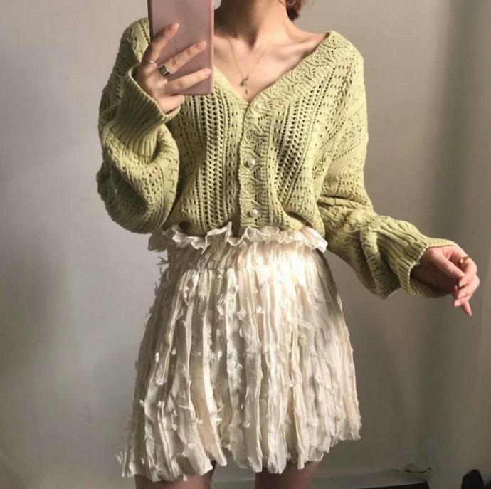Damen Grobstrickpullover mit modischem V-Ausschnitt und Knopfdetails Krohn-e
