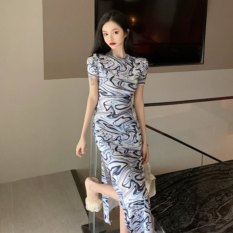 Fudus Kleid mit Druck, hohen Schlitzen und tailliertem Schnitt