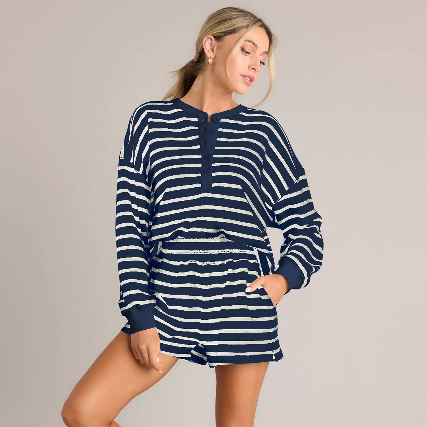 Damen Lässiges Set aus gestreiftem Oberteil und Shorts im Sport-Look Krohn-e