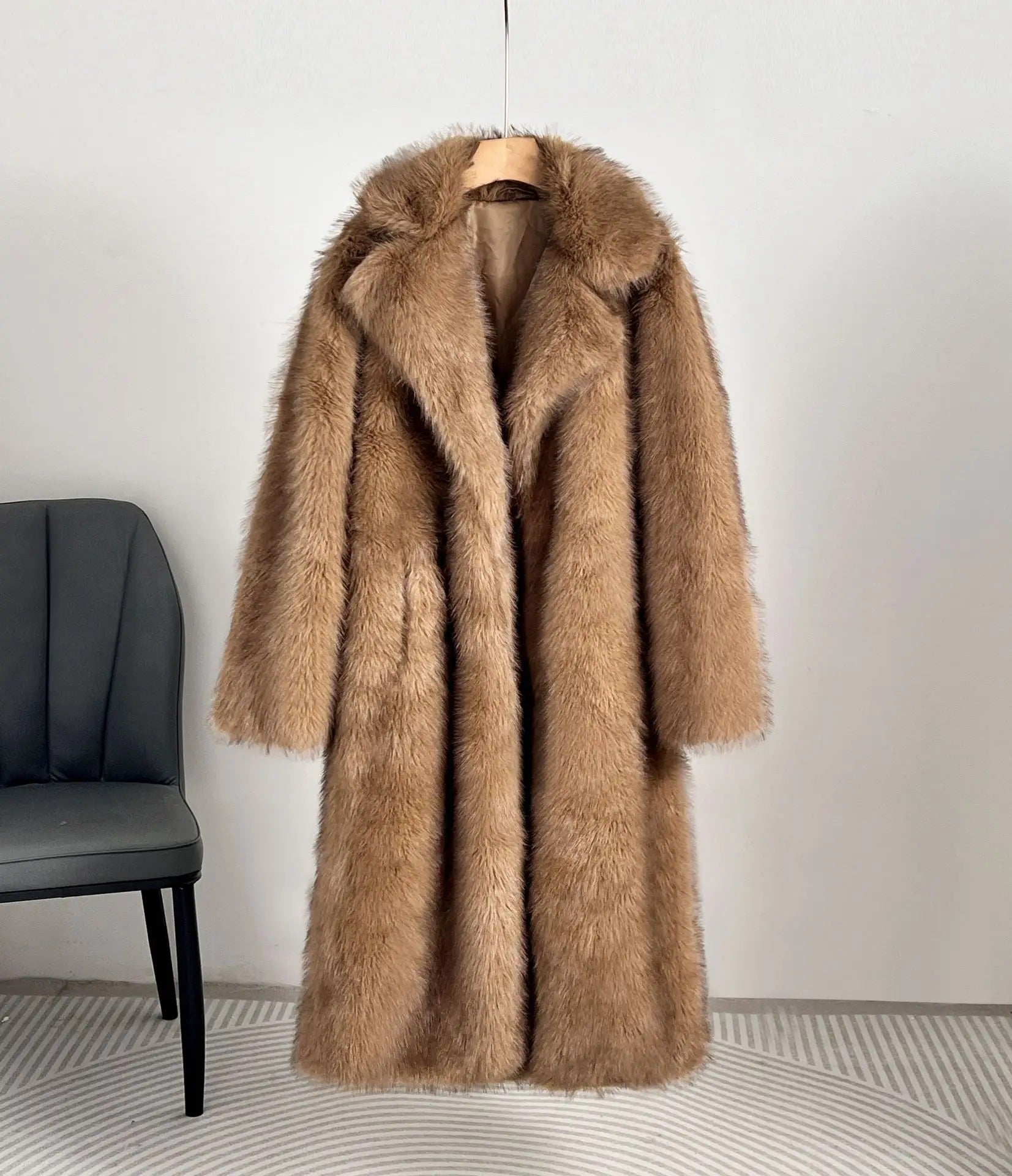 Damen luxuriöser kunstfellmantel im großzügigen Design Krohn-e