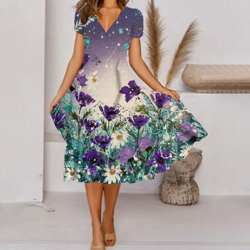 Elegantes kurzärmliges V-Ausschnitt-Kleid von Fudus mit schickem Druck