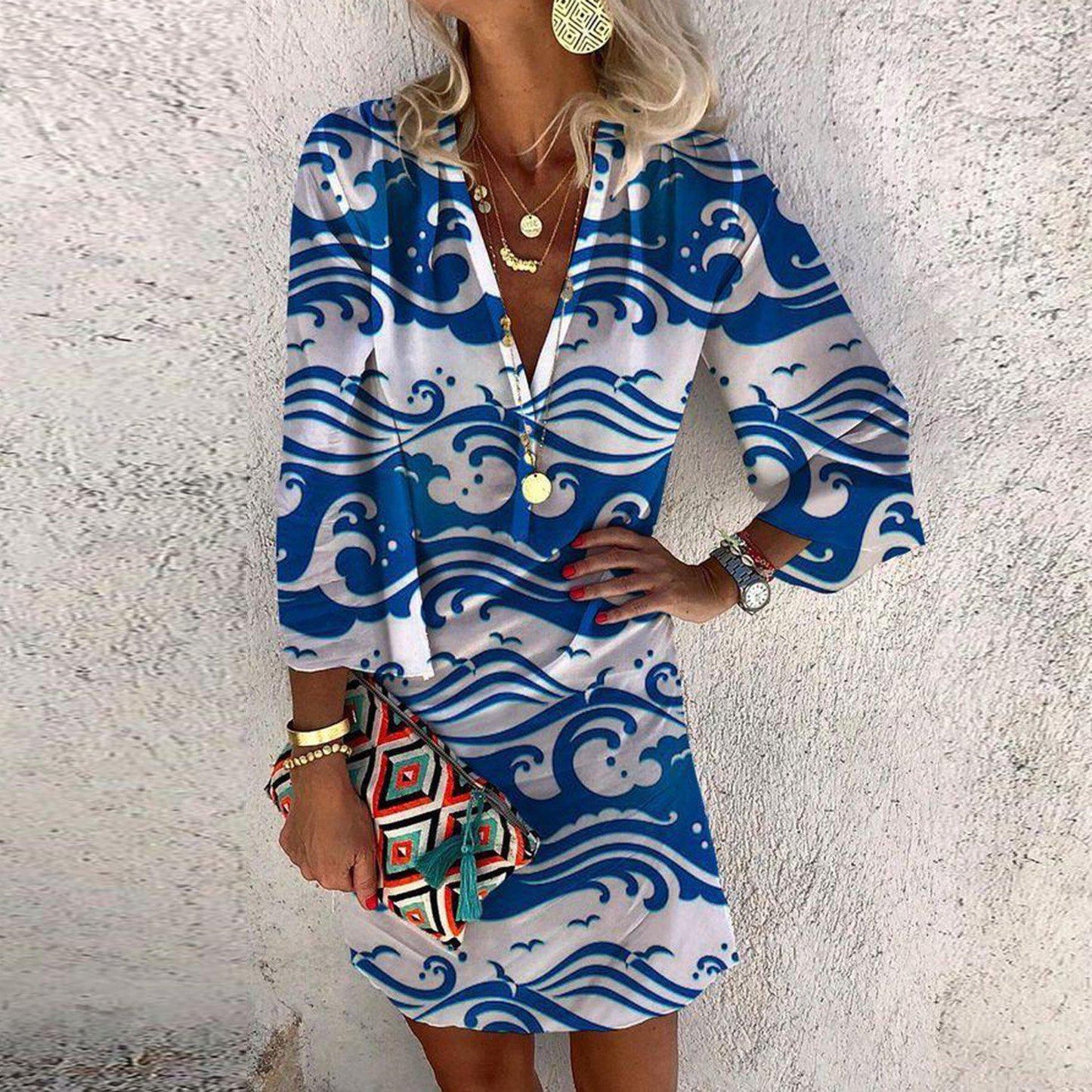 Fudus: Elegantes V-Ausschnitt-Druckkleid mit Dreiviertelärmeln