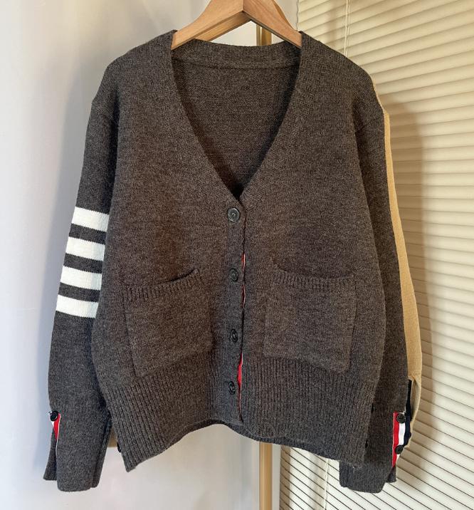 Damen Strickjacke mit hohen Taschen und grafischen Akzenten Krohn-e