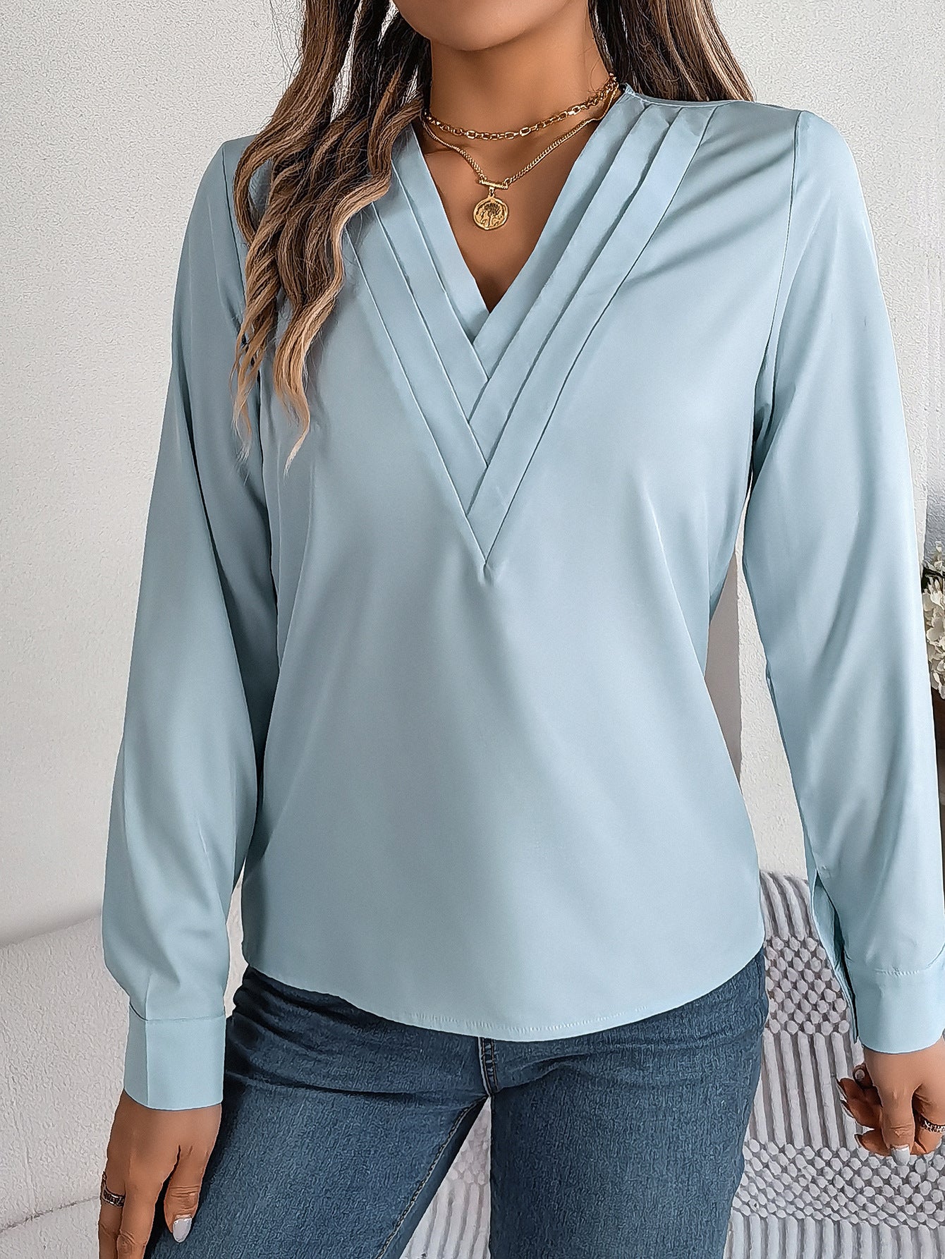 Damen Bluse: Elegante Plissee-Bluse mit V-Ausschnitt von Fudus
