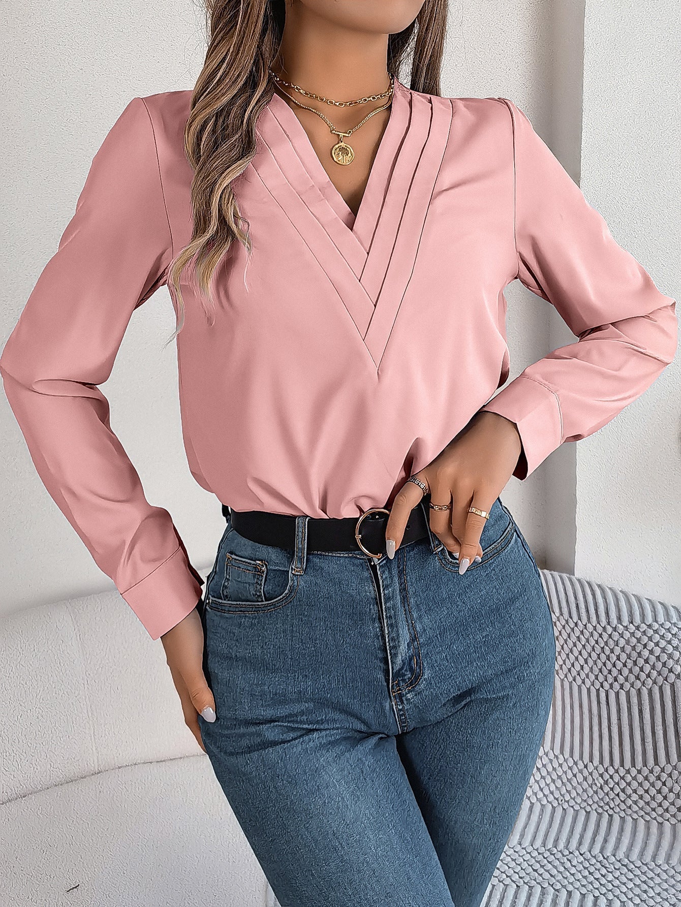 Damen Bluse: Elegante Plissee-Bluse mit V-Ausschnitt von Fudus