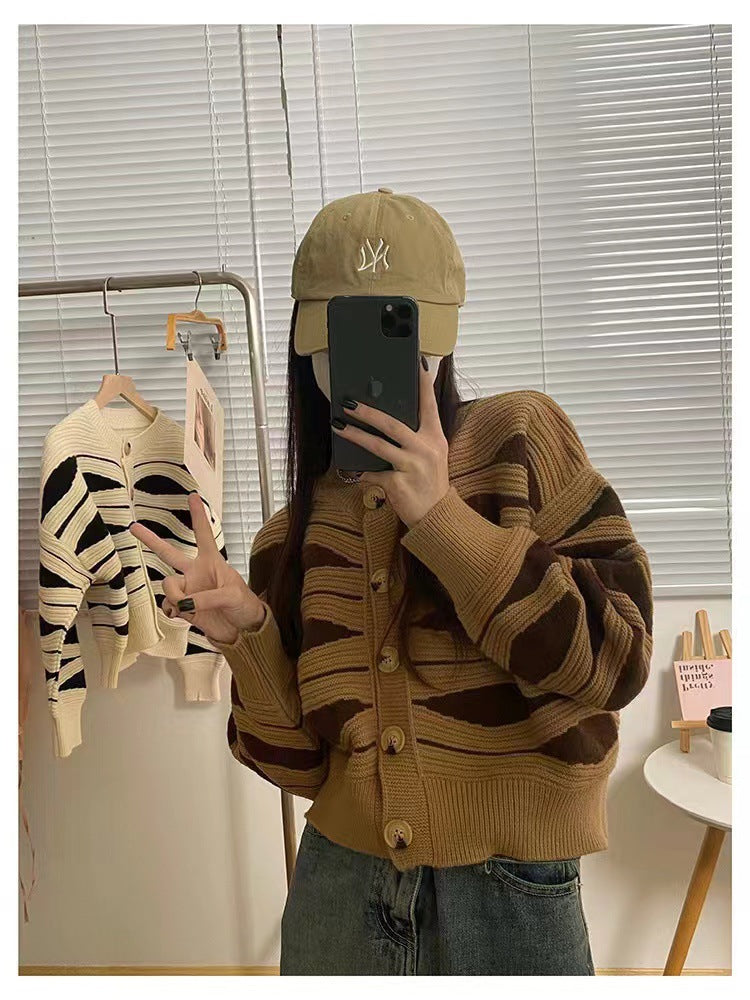Damen Strickjacke mit einzigartigem Wellenmuster und goldenen Knöpfen Krohn-e