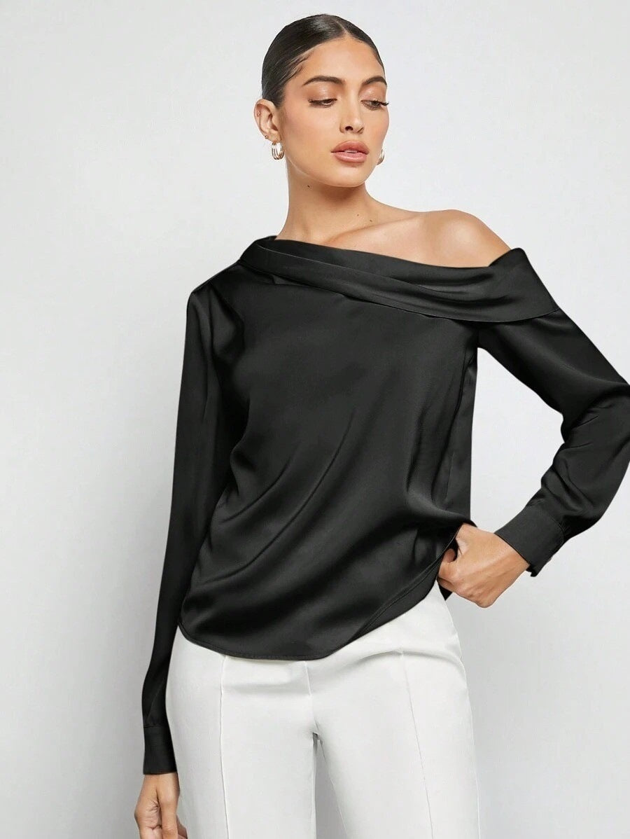 Langarmshirt aus Satin mit Falten und schulterfreien Ausschnitt von Fudus