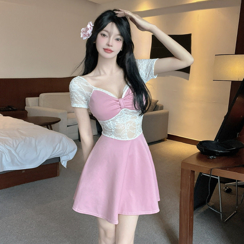 Kurzes Fudus Spitzenkleid mit ausgestelltem Schnitt und kurzen Ärmeln