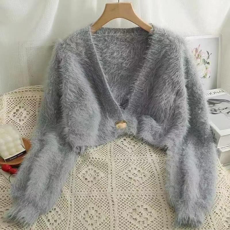 Damen Flauschige Kurzstrickjacke mit V-Ausschnitt und Knopfdetail Krohn-e