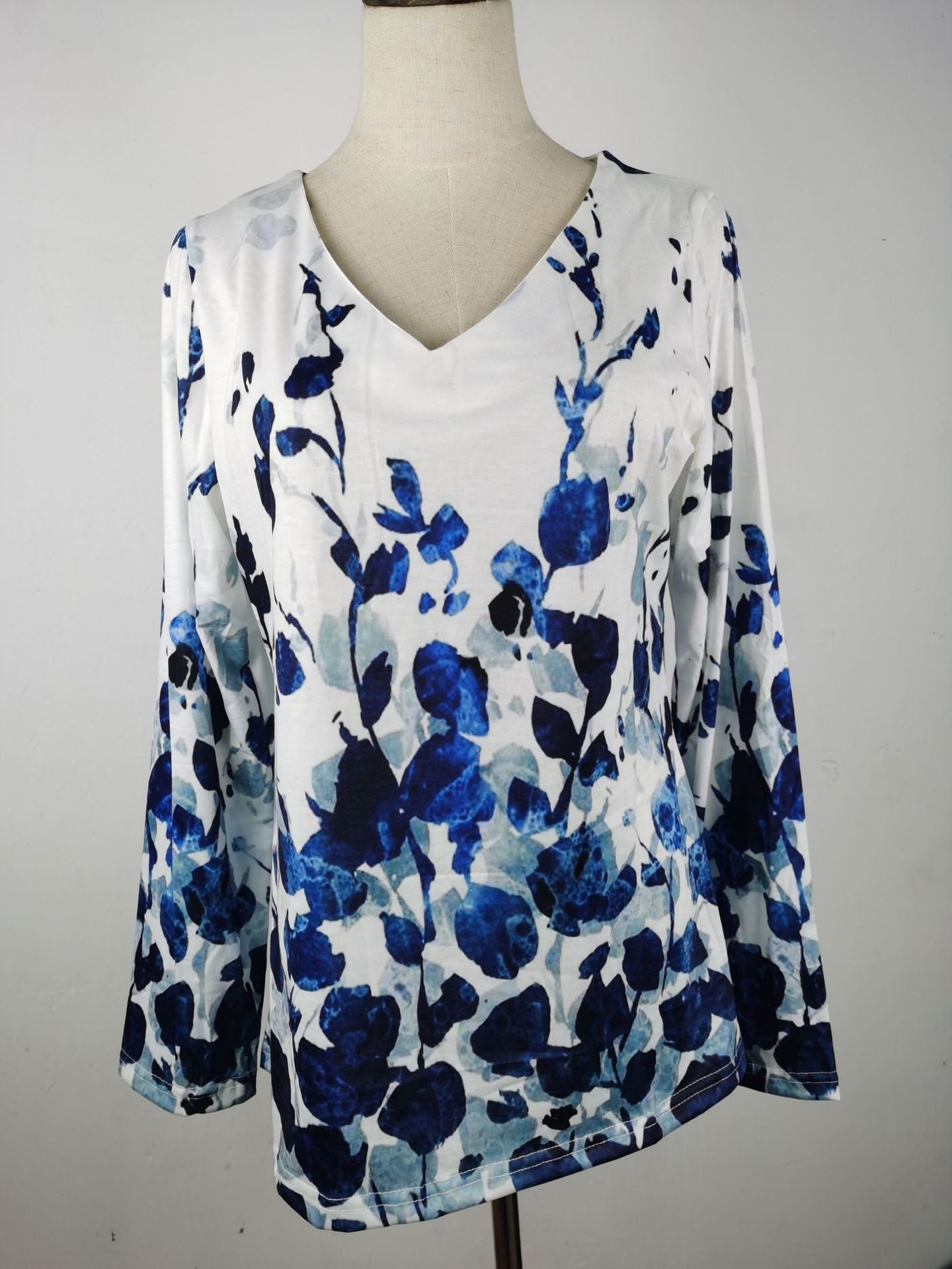 Fudus lässiges Langarm-T-Shirt mit V-Ausschnitt und Print