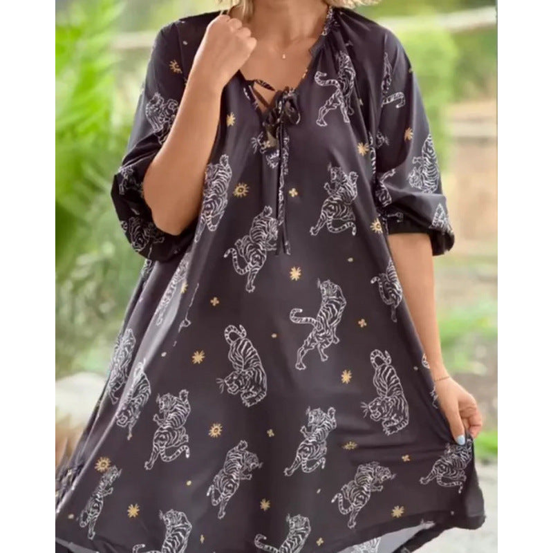 Kurzärmliges bedrucktes Fudus Plus-Size Kleid mit V-Ausschnitt