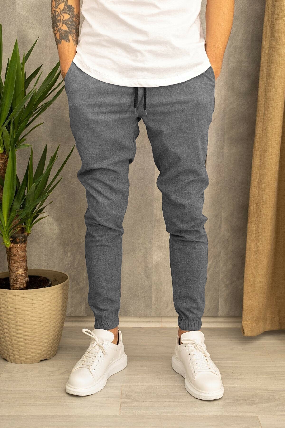 Herren Slim-Fit Jogginghose mit elastischem Bund und praktischen Seitenklapptaschen Krohn-e