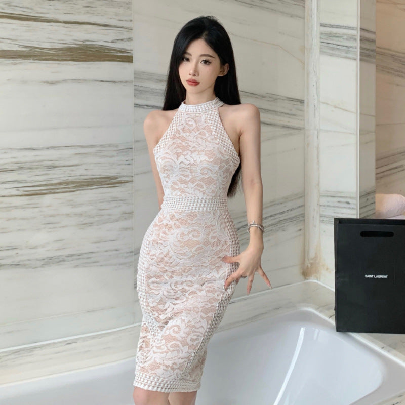 Figurbetontes Spitzen-Halterkleid mit tiefem Ausschnitt von Fudus