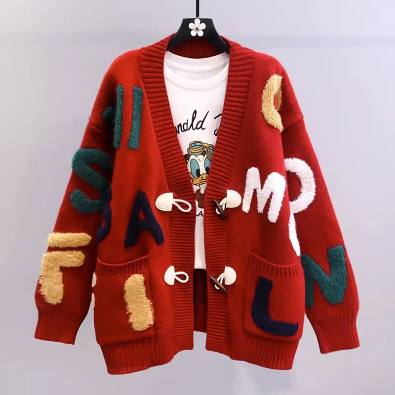 Damen Strickjacke mit buntem Buchstabenmotiv und praktischen Taschen Krohn-e