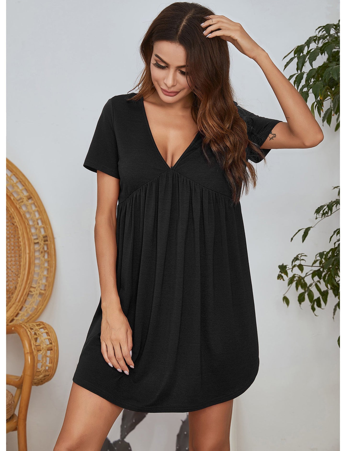 Leichtes Baumwoll-Nachthemd mit V-Ausschnitt und kurzen Ärmeln von Fudus