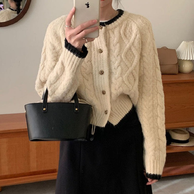 Damen gemütliche Strickjacke mit elegantem Zopfmuster und kontrastierenden Abschlüssen Krohn-e