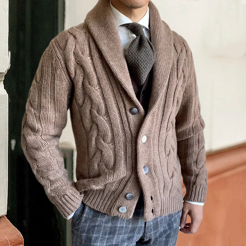 Herren Grobstrickjacke mit elegantem Zopfdesign und modernem Kragen Krohn-e