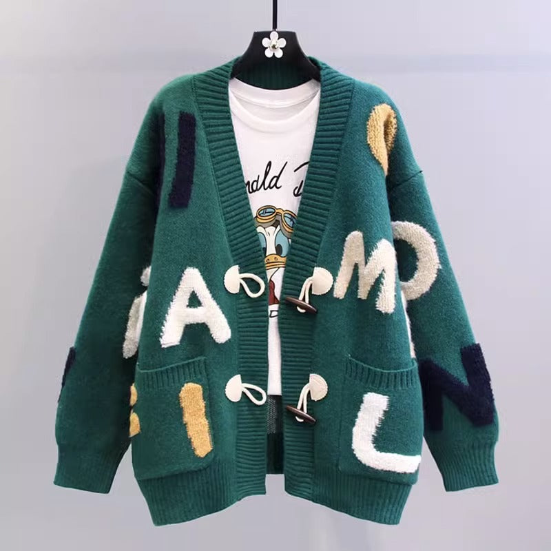 Damen Strickjacke mit buntem Buchstabenmotiv und praktischen Taschen Krohn-e