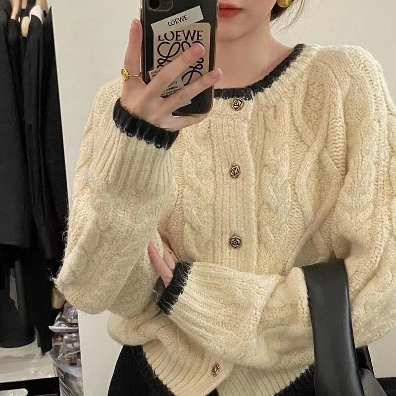 Damen gemütliche Strickjacke mit elegantem Zopfmuster und kontrastierenden Abschlüssen Krohn-e - Krohn-e