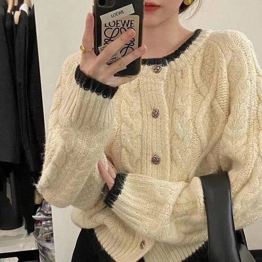 Damen gemütliche Strickjacke mit elegantem Zopfmuster und kontrastierenden Abschlüssen Krohn-e - Krohn-e