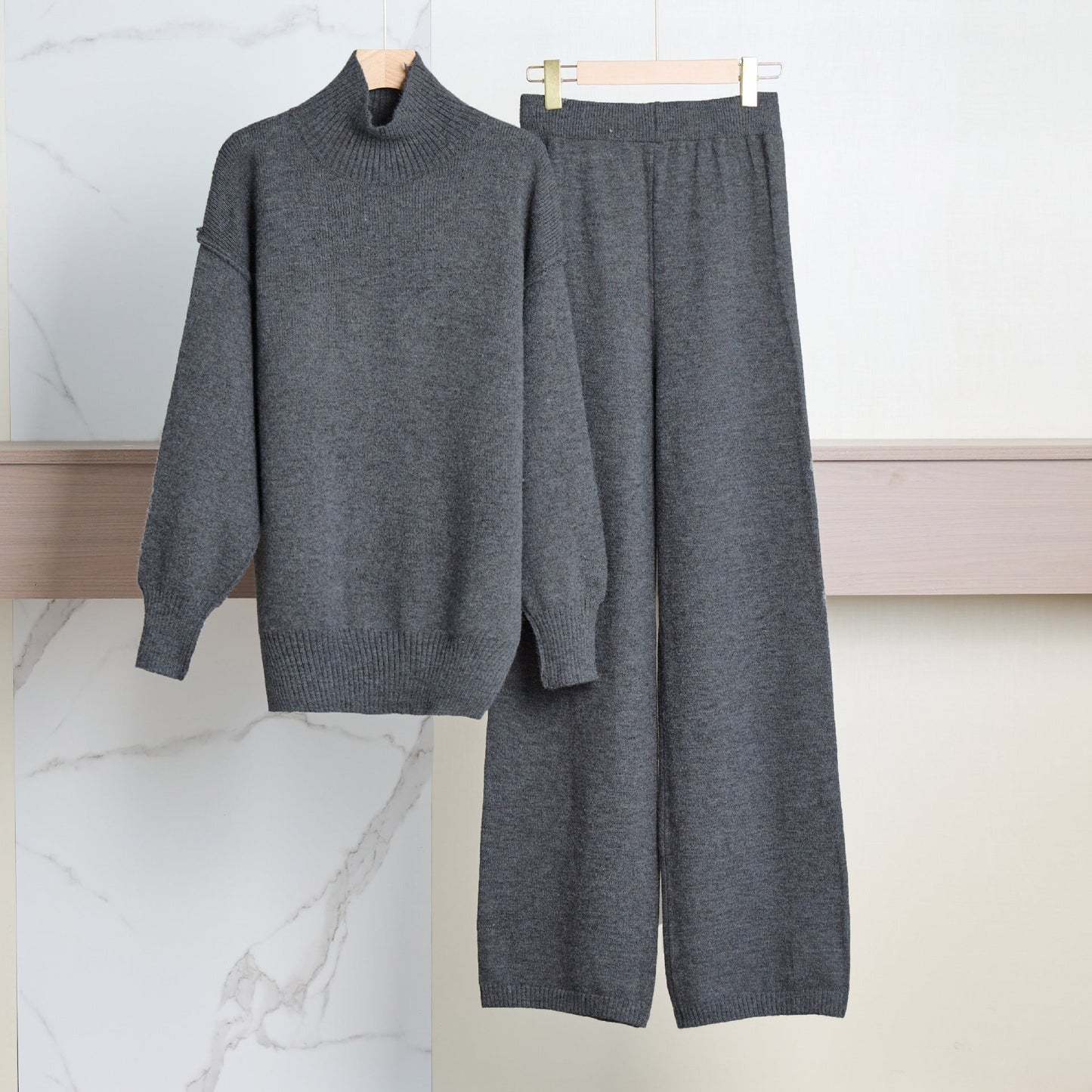 Damen Gemütliches Strickensemble mit hohem Kragen und weit geschnittenen Hosen Krohn-e