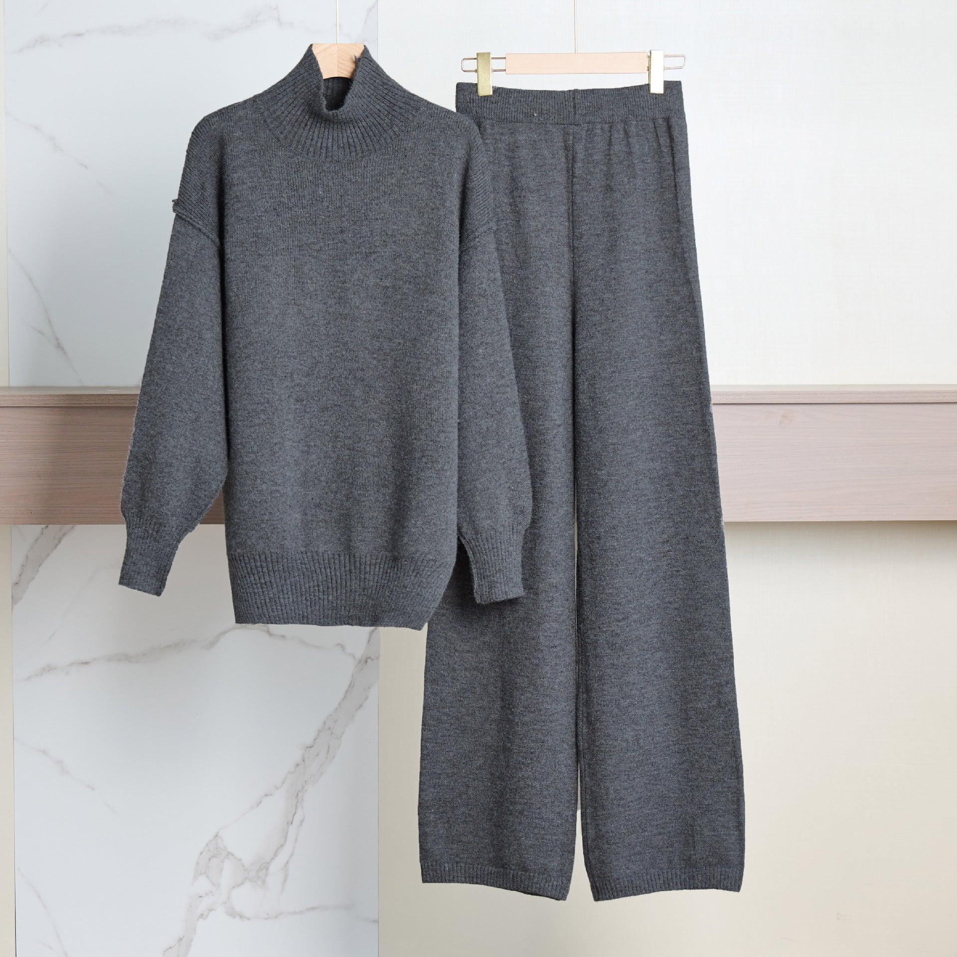 Damen Gemütliches Strickensemble mit hohem Kragen und weit geschnittenen Hosen Krohn-e