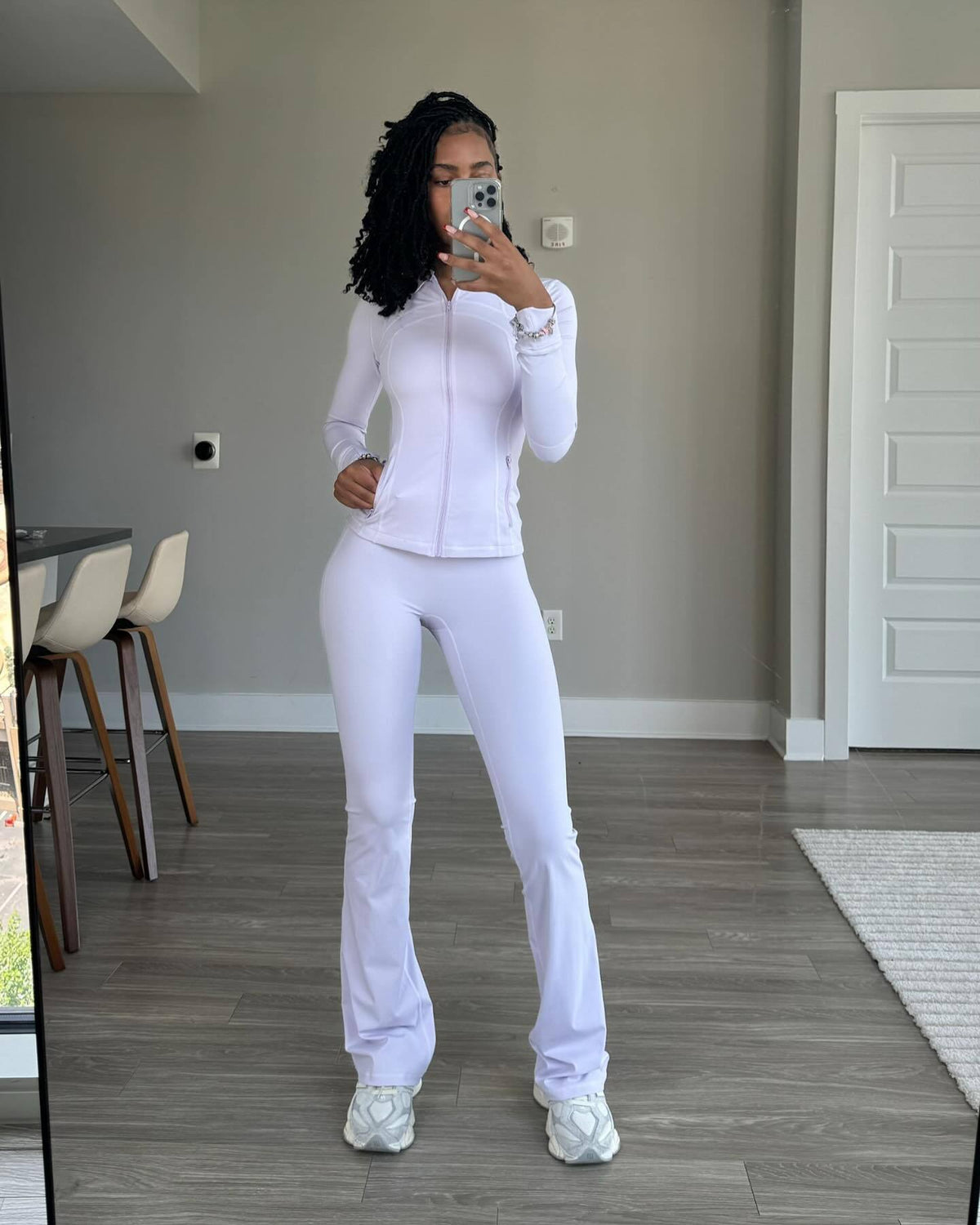 Damen Sportliches Fitness-Outfit mit enganliegendem Langarm-Oberteil und weiten Sporthosen Krohn-e